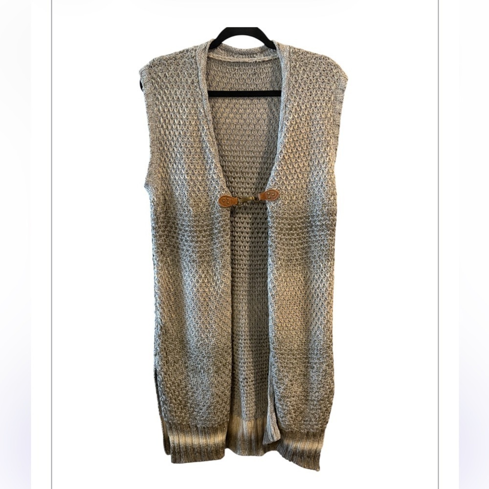 Simply Noelle Knit Equestrian Vest
Marled Tan &Gray | Leather Toggle M